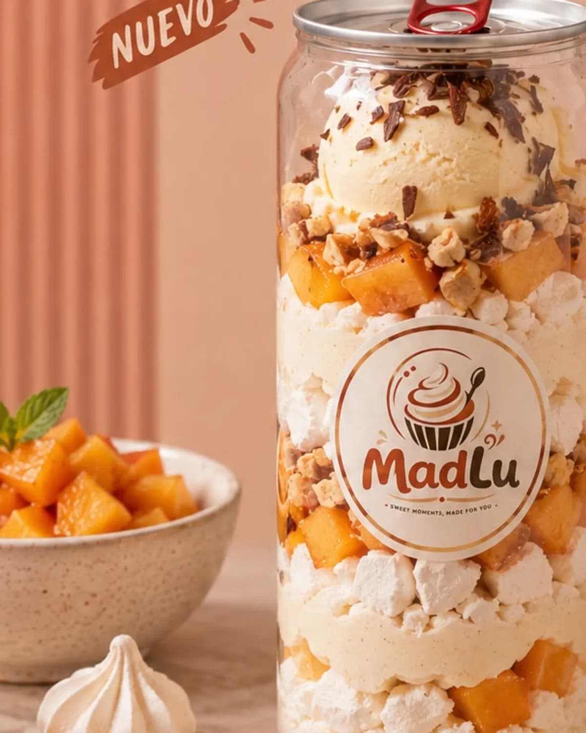 Lata MadLu de Pavlova Especial con helado de vainilla, duraznos, nueces caramelizadas y salpicón de chocolate