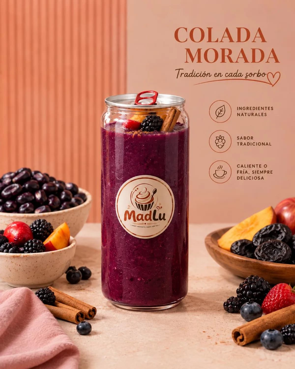 Lata MadLu de colada morada con mora, frutilla y canela, junto a un bol de mortiño